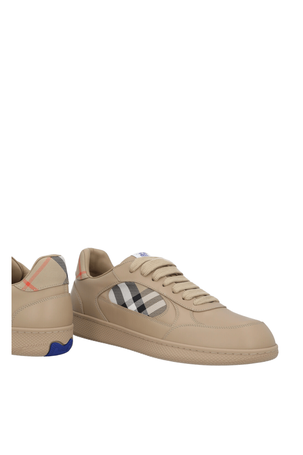 תמונת תקריב של נעלי סניקרס