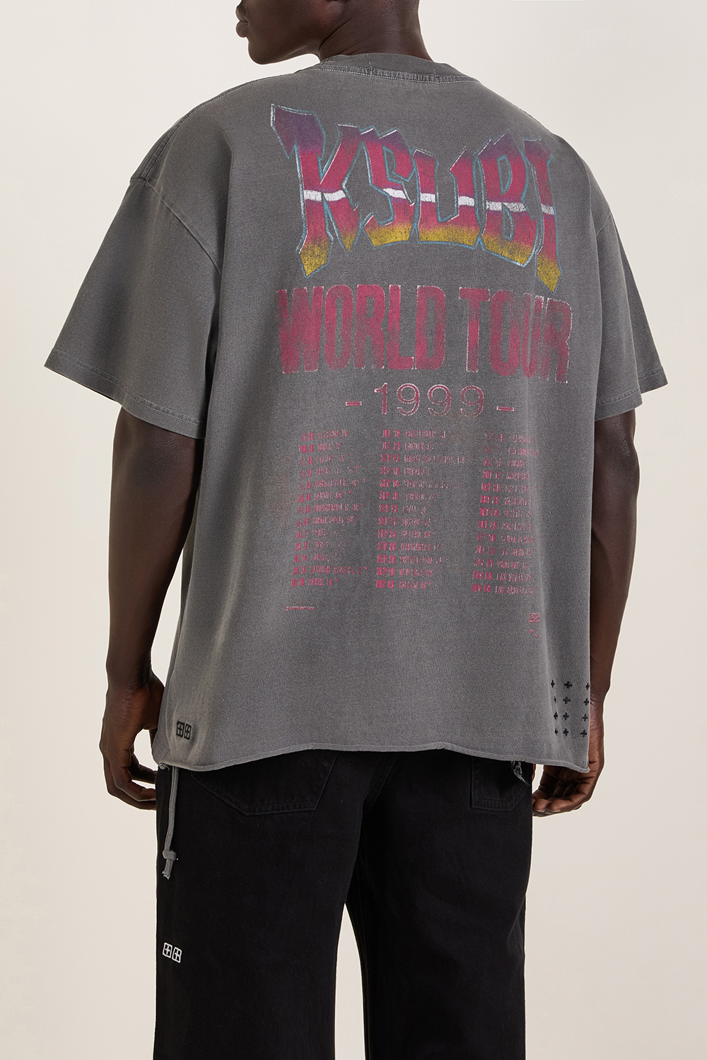 תמונת תקריב דוגמן של חולצת טי אוברסייז