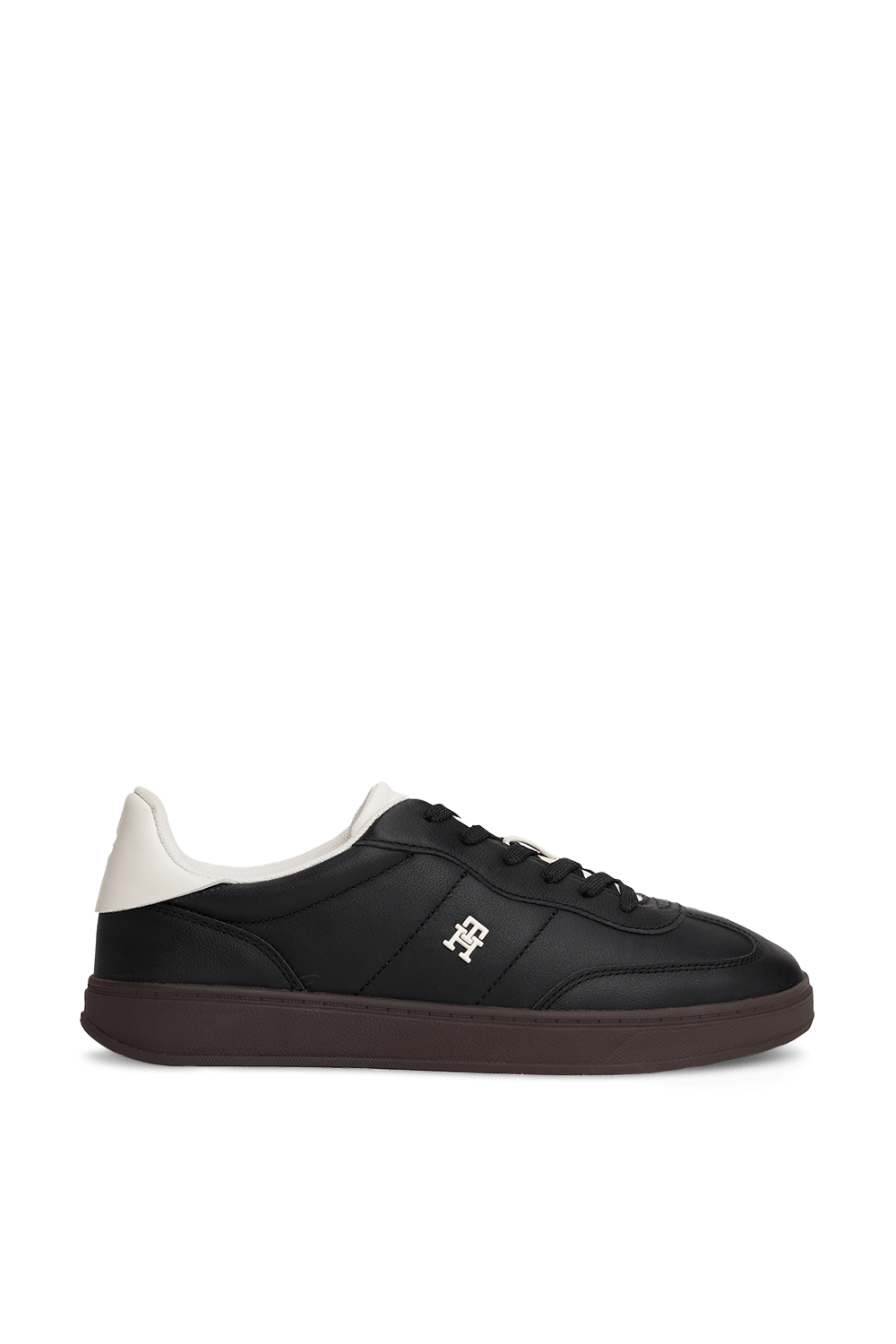 תמונה קידמית של נעלי סניקרס