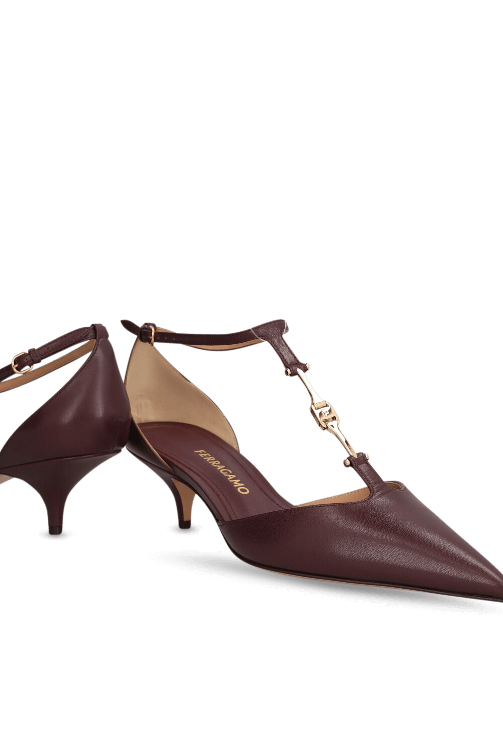 תמונת תקריב של נעלי עקב טרייסי