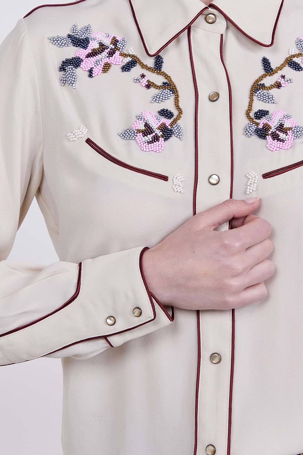 תמונת תקריב דוגמן של חולצת כפתורים ארוכה