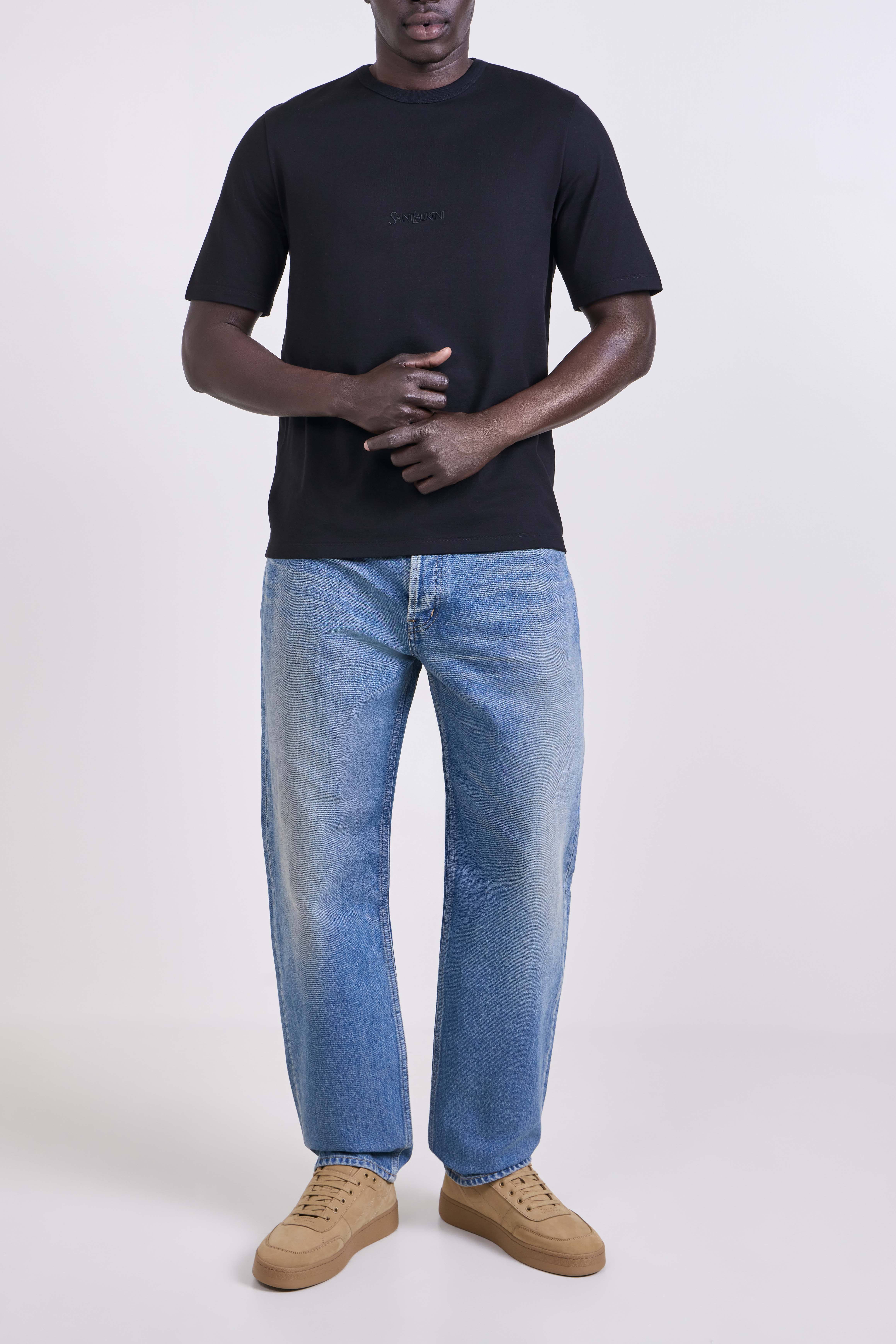 תמונת דוגמן קידמית של נעלי סניקרס