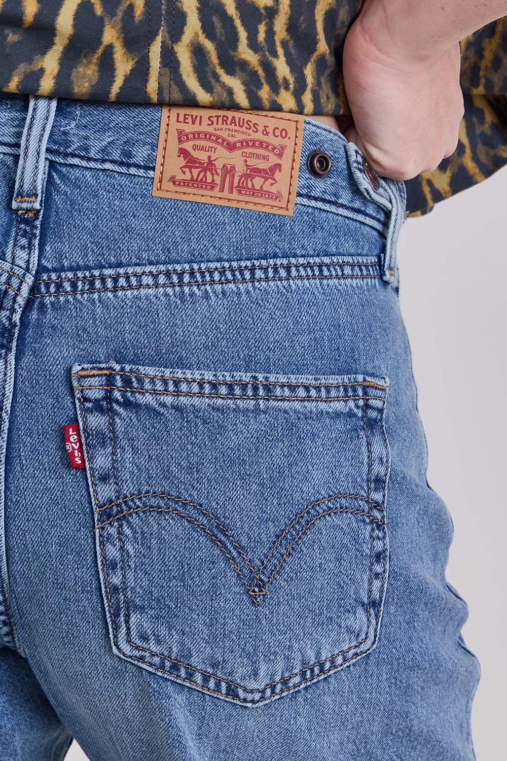 תמונת תקריב דוגמן של מכנסי ג'ינס סינצ' בגזרת ברל