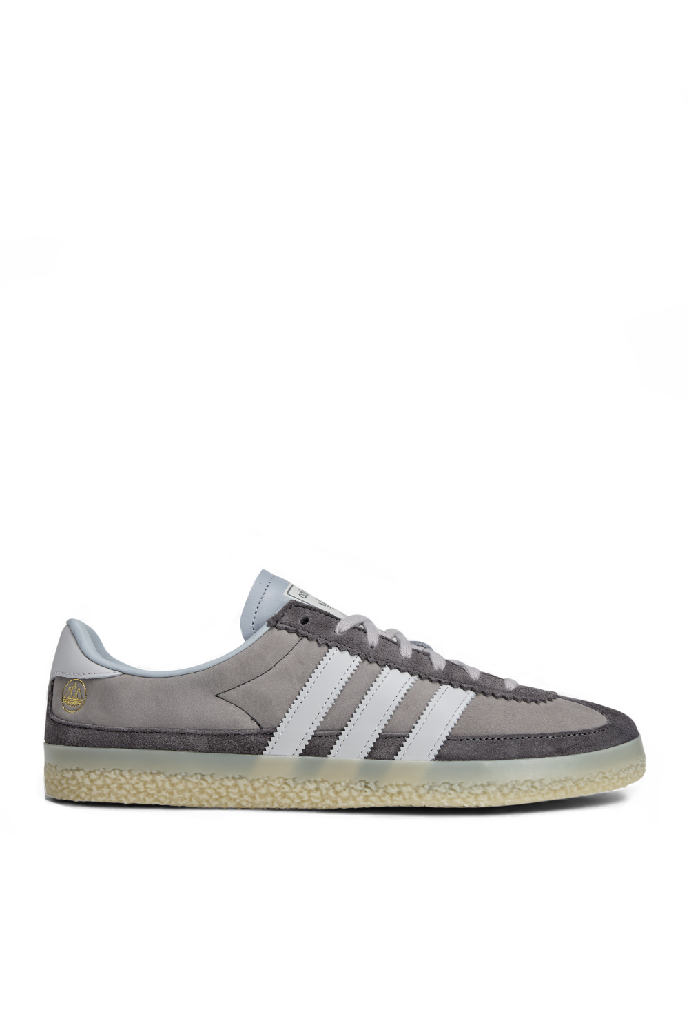 תמונה קידמית של נעלי סניקרס