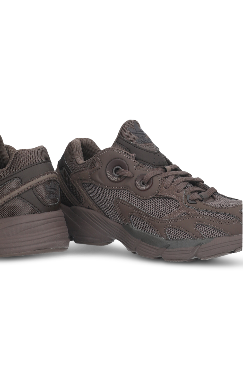 תמונת תקריב של נעלי סניקרס אקולוגיות אסטיר