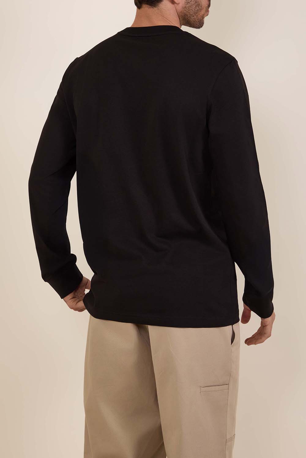 תמונת דוגמן אחורית של חולצת טי