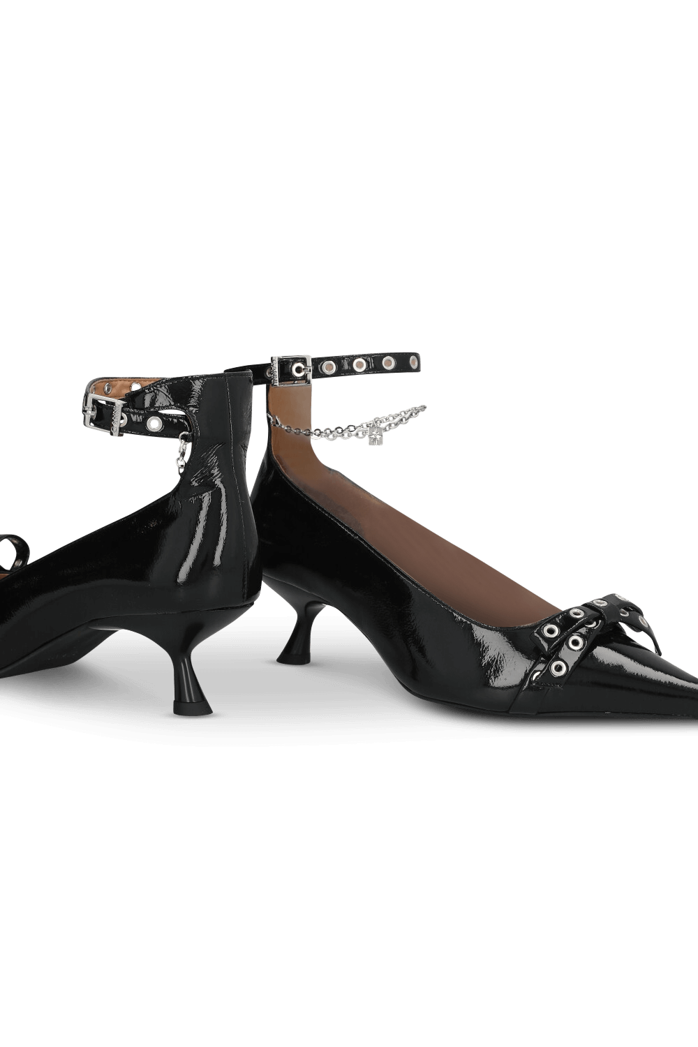 תמונת תקריב של נעלי עקב קיטן