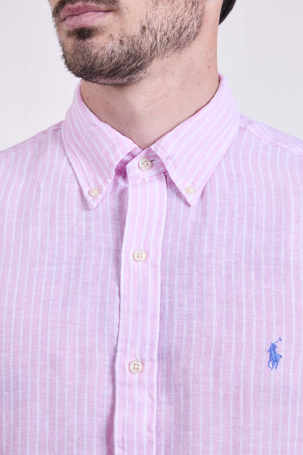 תמונת תקריב דוגמן של חולצת כפתורים מפשתן