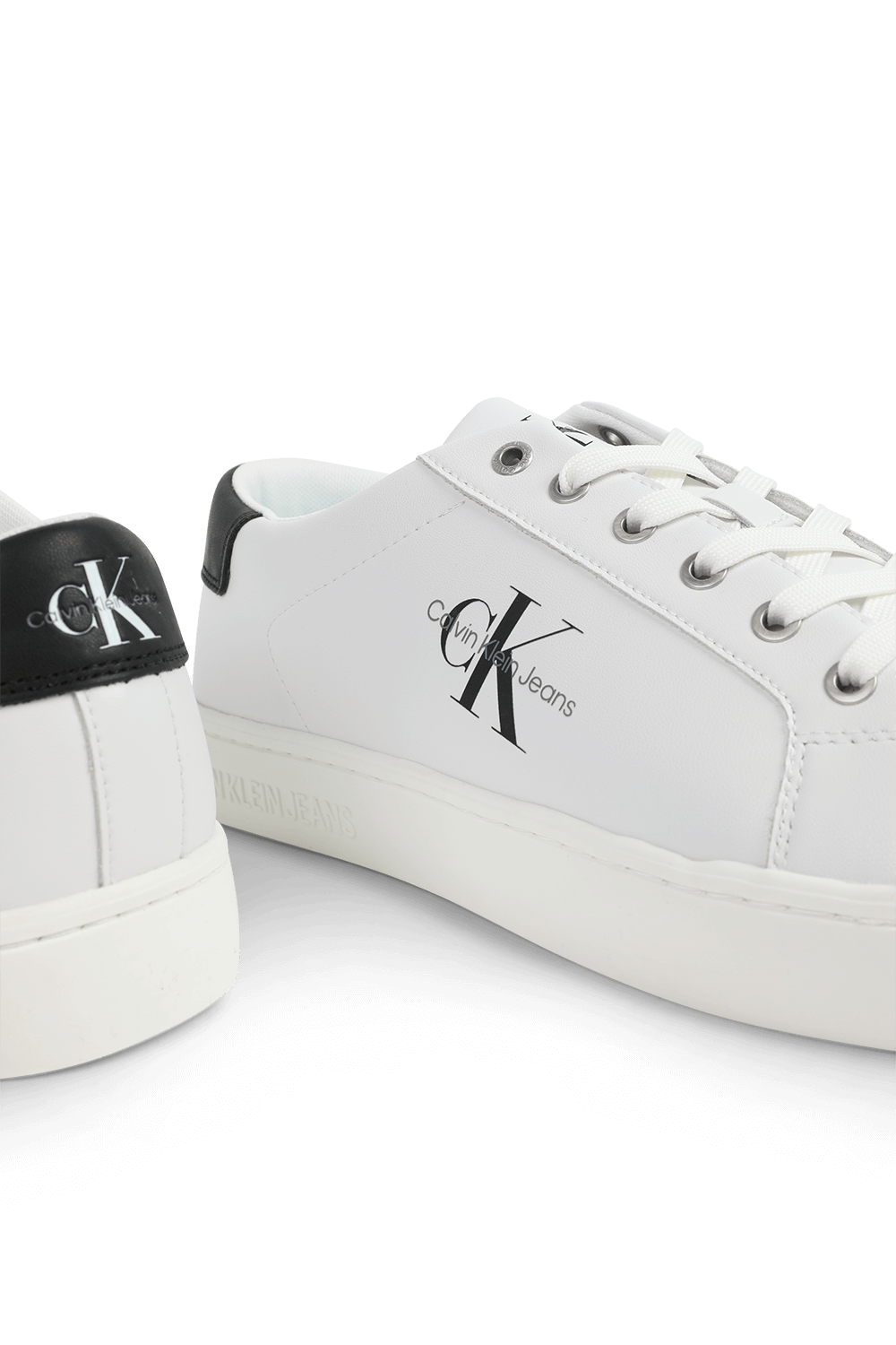 תמונת תקריב של סניקרס מעור עם לוגו