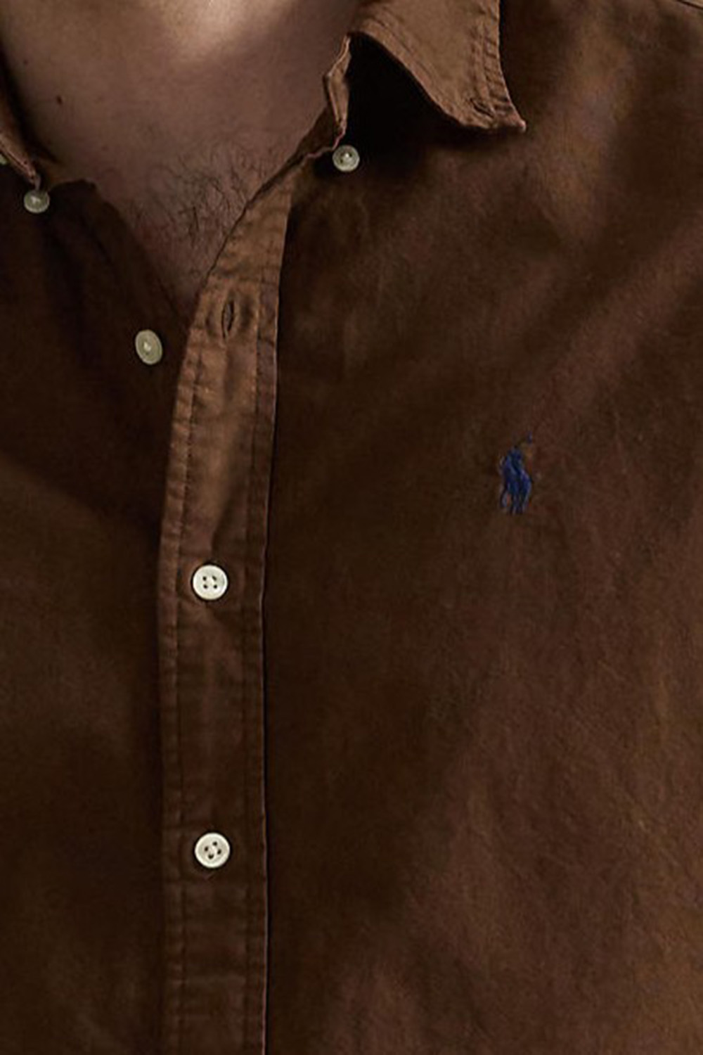 תמונת תקריב דוגמן של חולצה מכופתרת