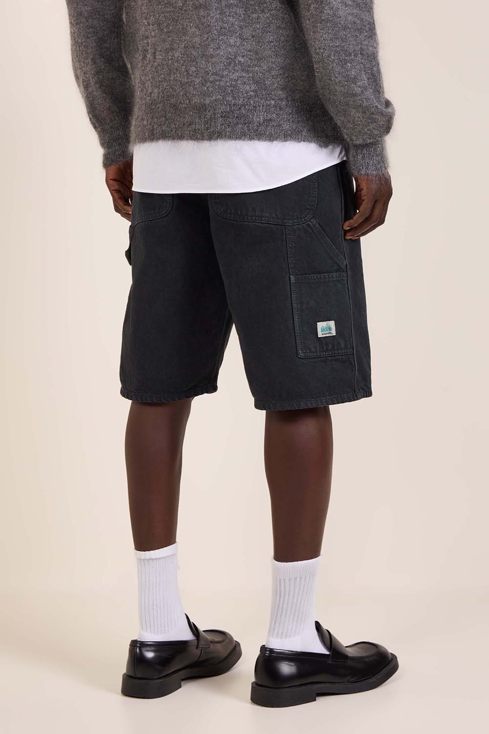 תמונת תקריב דוגמן של מכנסי ג'ינס קצרים