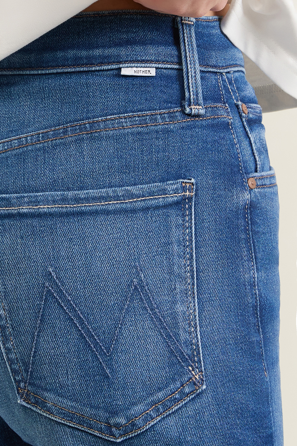 תמונת תקריב דוגמן של מכנסי ג'ינס בגזרה ישרה