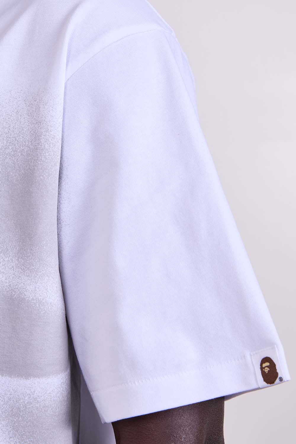 תמונת תקריב דוגמן של חולצת טי בגזרה משוחררת