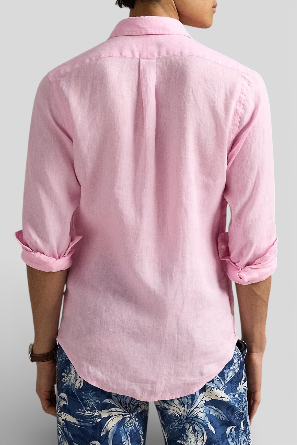 תמונת דוגמן אחורית של חולצה מכופתרת