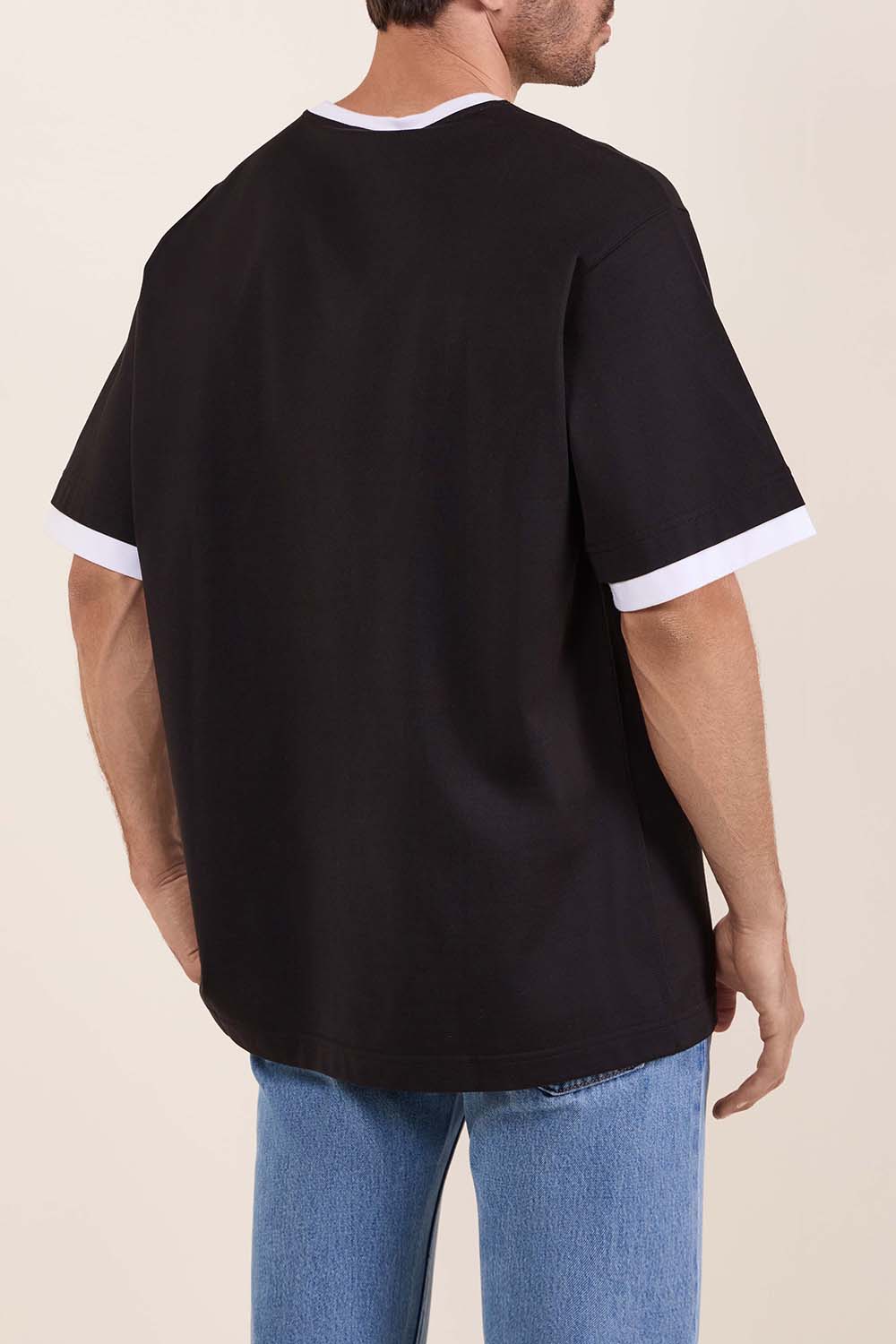 תמונת דוגמן אחורית של חולצת טי מג'וליקה