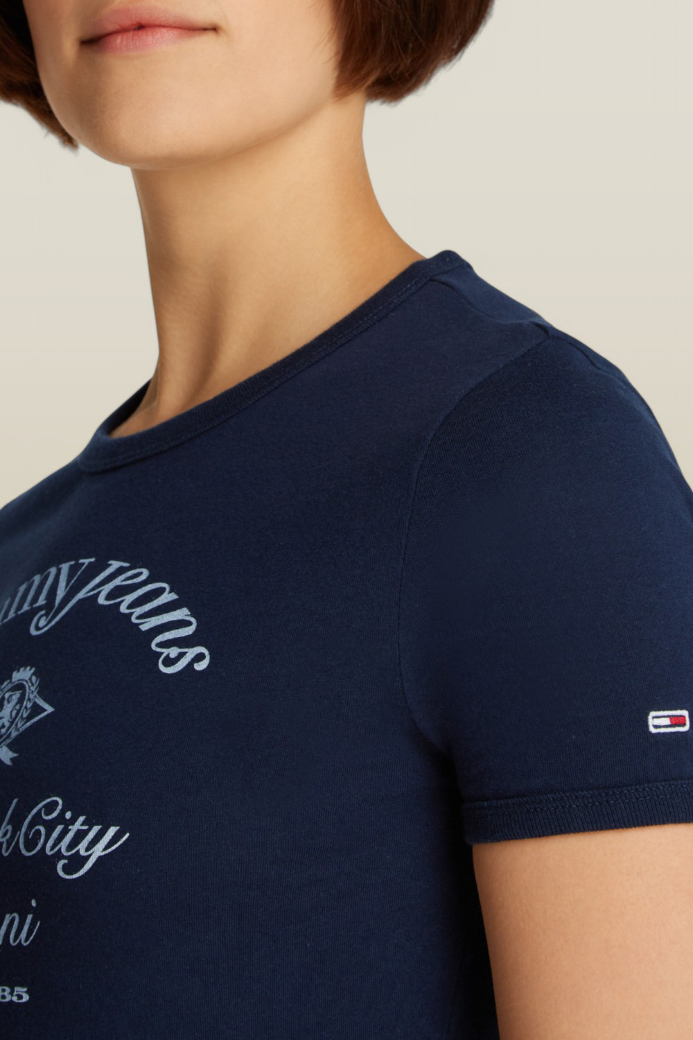 תמונת תקריב דוגמן של חולצת טי