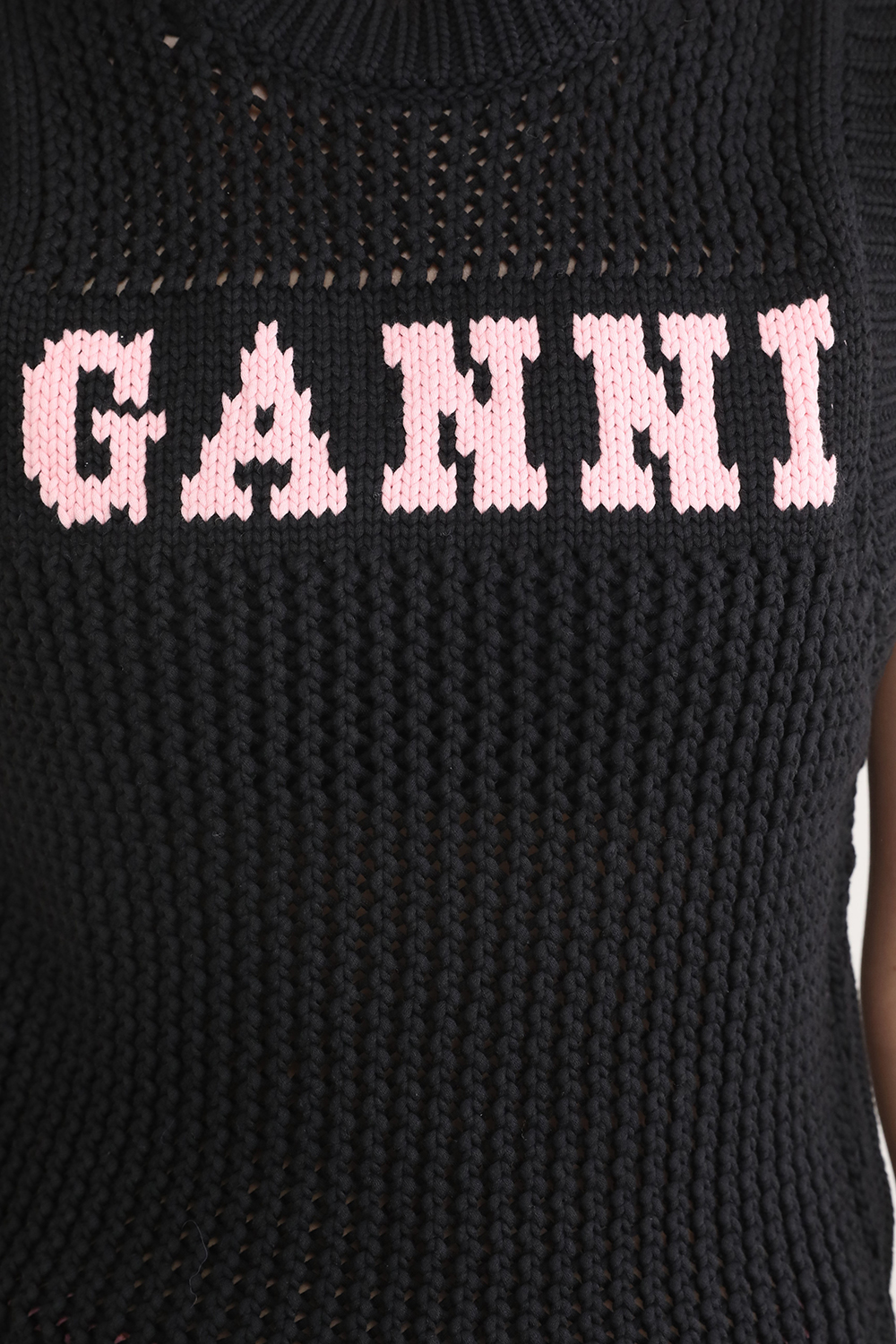 תמונת תקריב דוגמן של אפוד סרוג עם לוגו