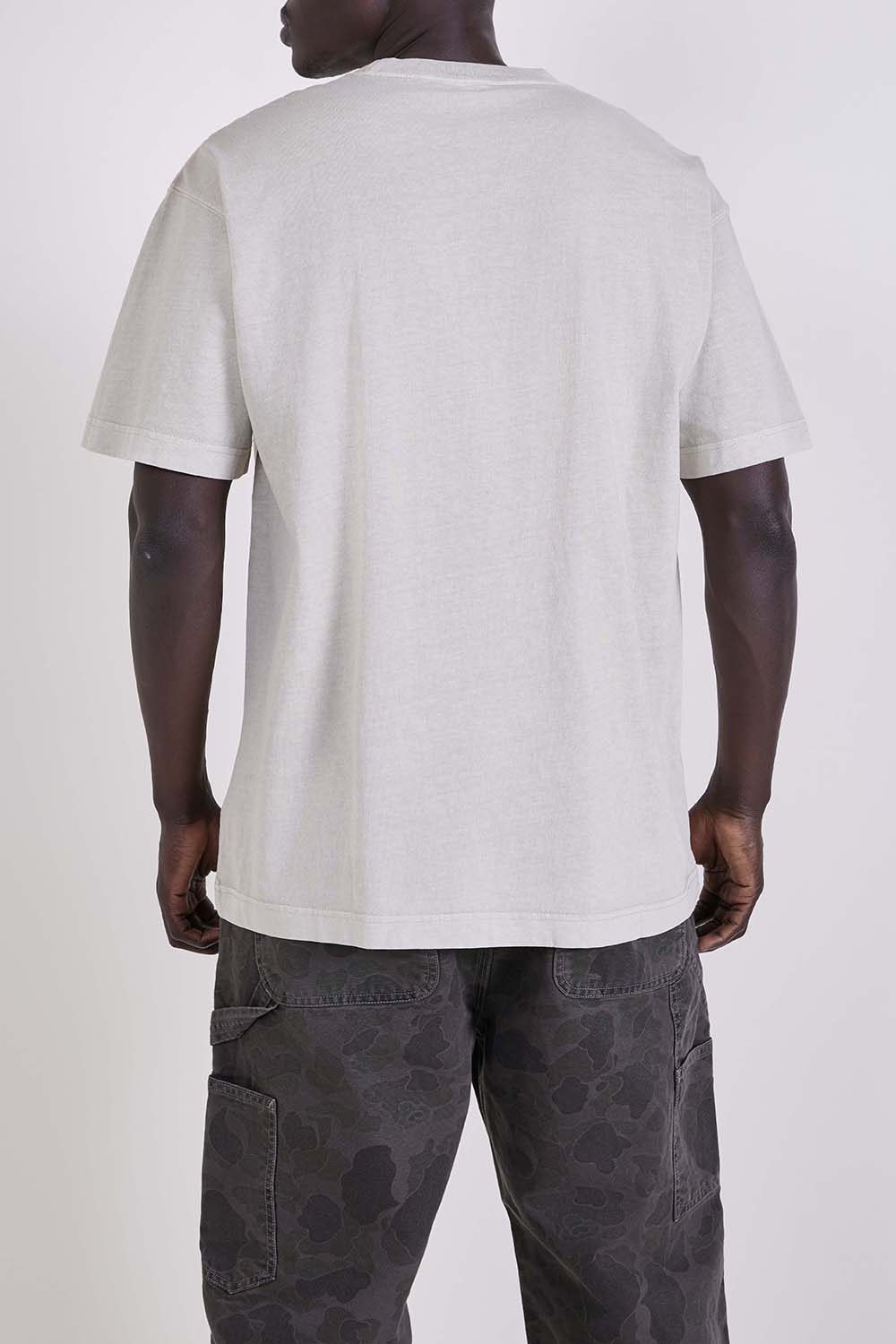 תמונת דוגמן אחורית של חולצת טי בגזרה משוחררת