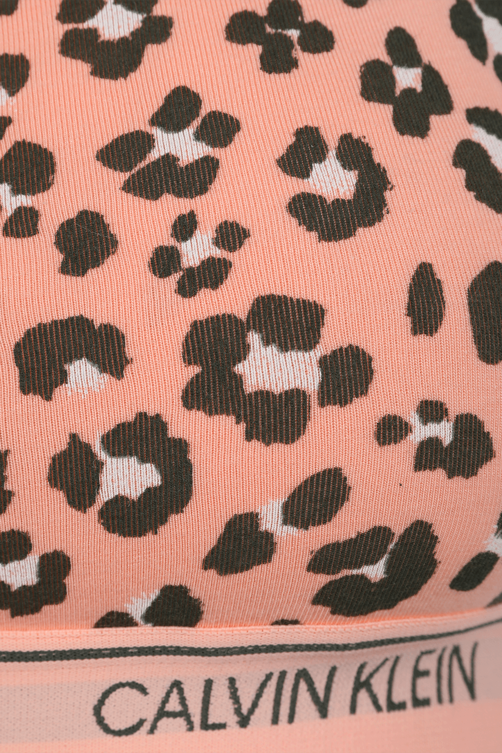 תמונה אחורית של טופ מנומר עם לוגוטייפ