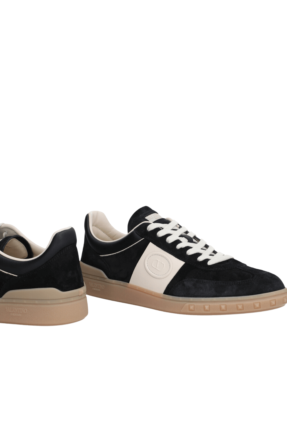 תמונת תקריב של נעלי סניקרס