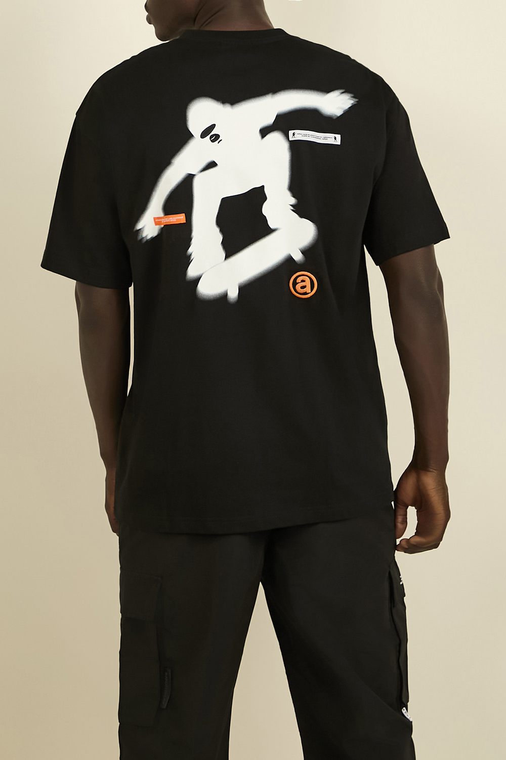 תמונת תקריב דוגמן של חולצת טי פאנסי