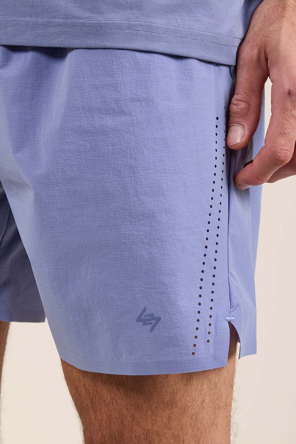 תמונת דוגמן אחורית של מכנסי אימון קצרים