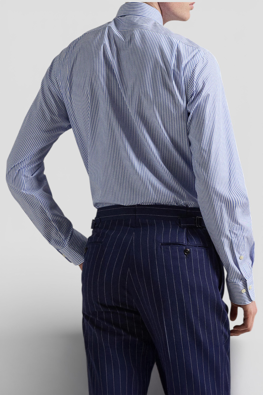 תמונת דוגמן אחורית של חולצה מכופתרת