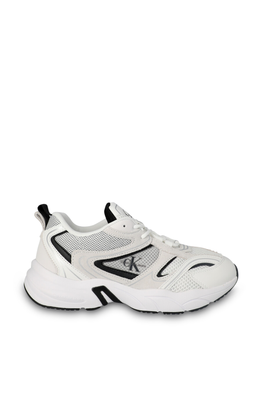 תמונה קידמית של נעלי סניקרס