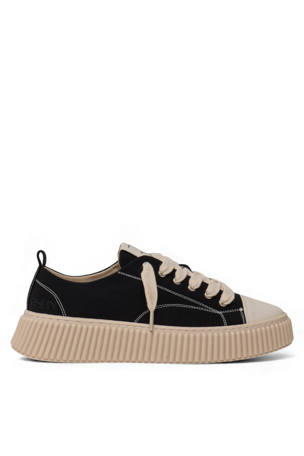 תמונה קידמית של נעלי סניקרס 2020