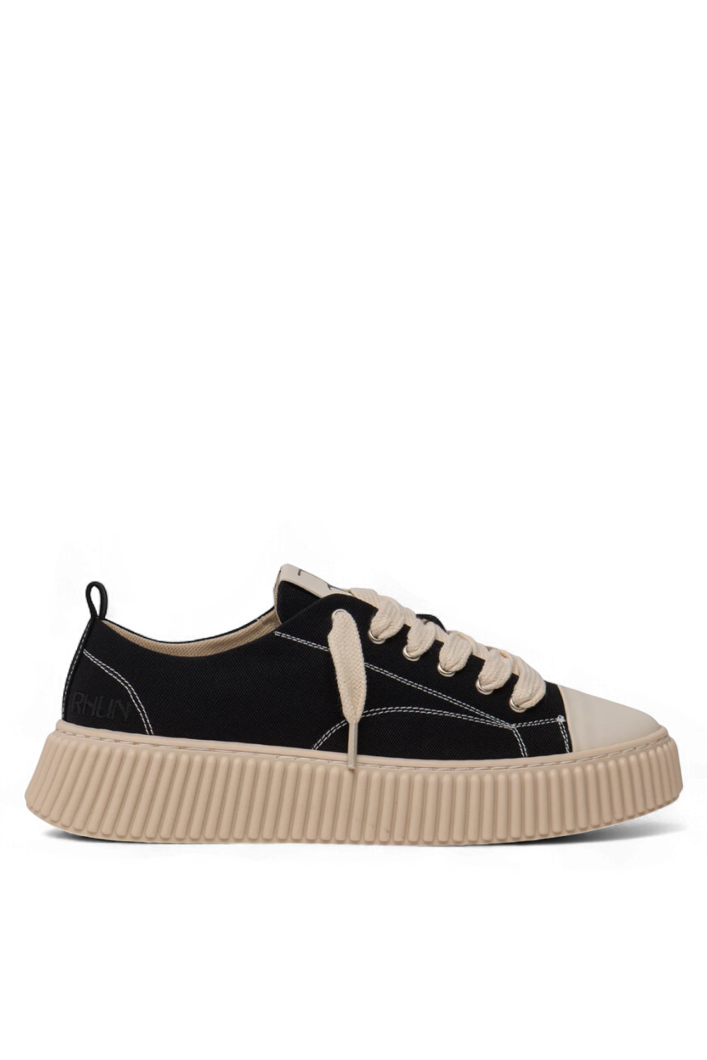 תמונה קידמית של נעלי סניקרס 2020