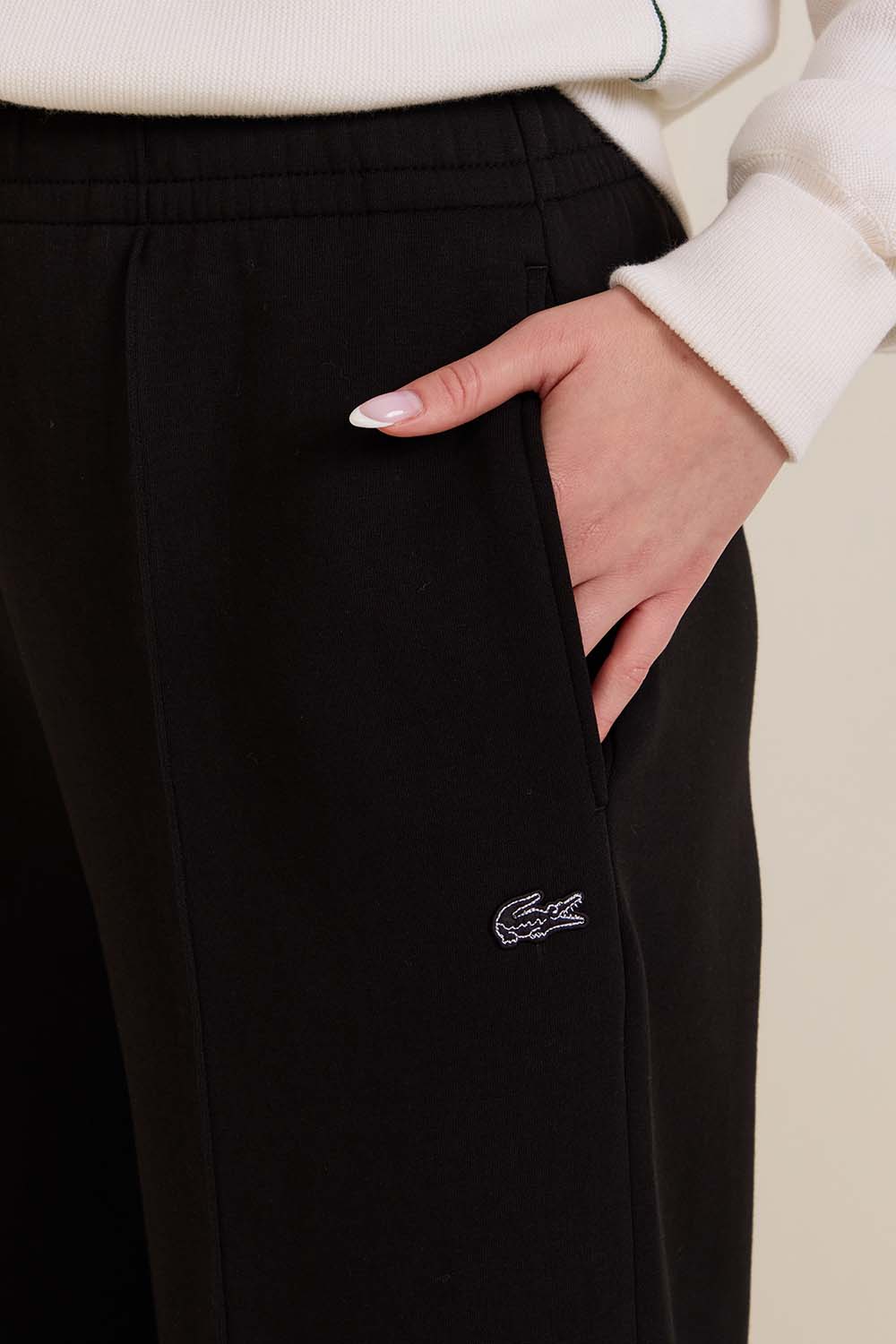 תמונת תקריב דוגמן של מכנסי ג'וגר רחבים