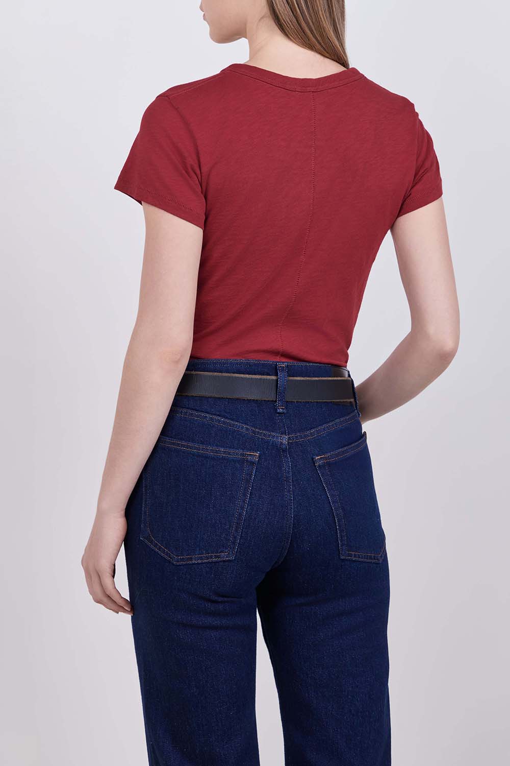 תמונת דוגמן אחורית של חולצת טי