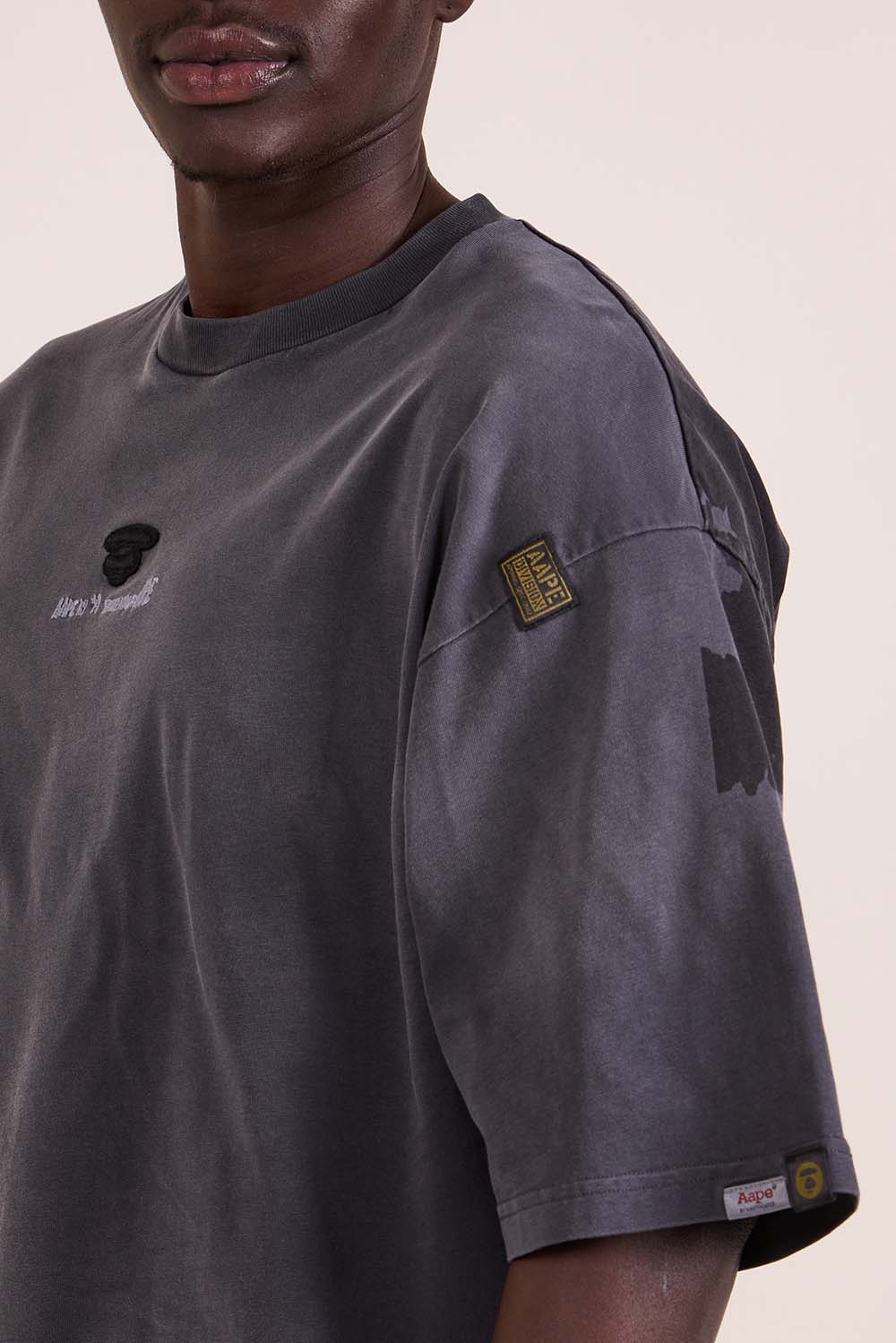 תמונת תקריב דוגמן של חולצת טי