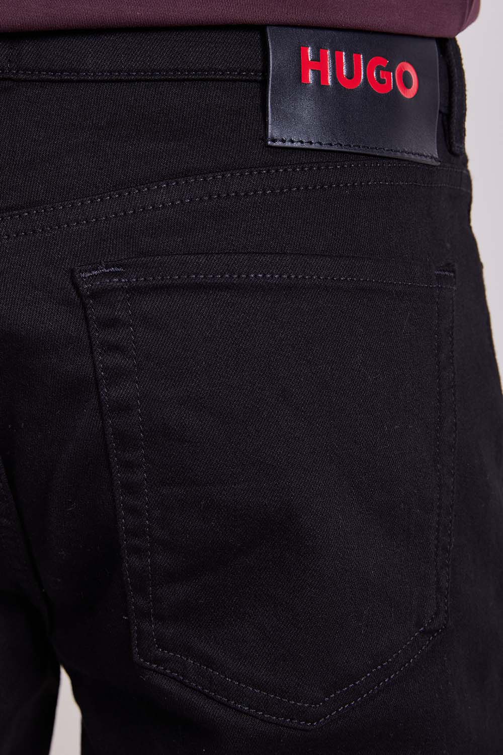 תמונת תקריב דוגמן של מכנסי ג'ינס בגזרה ישרה