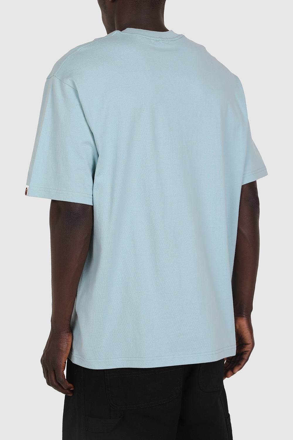 תמונת תקריב דוגמן של חולצת טי בגזרה נינוחה