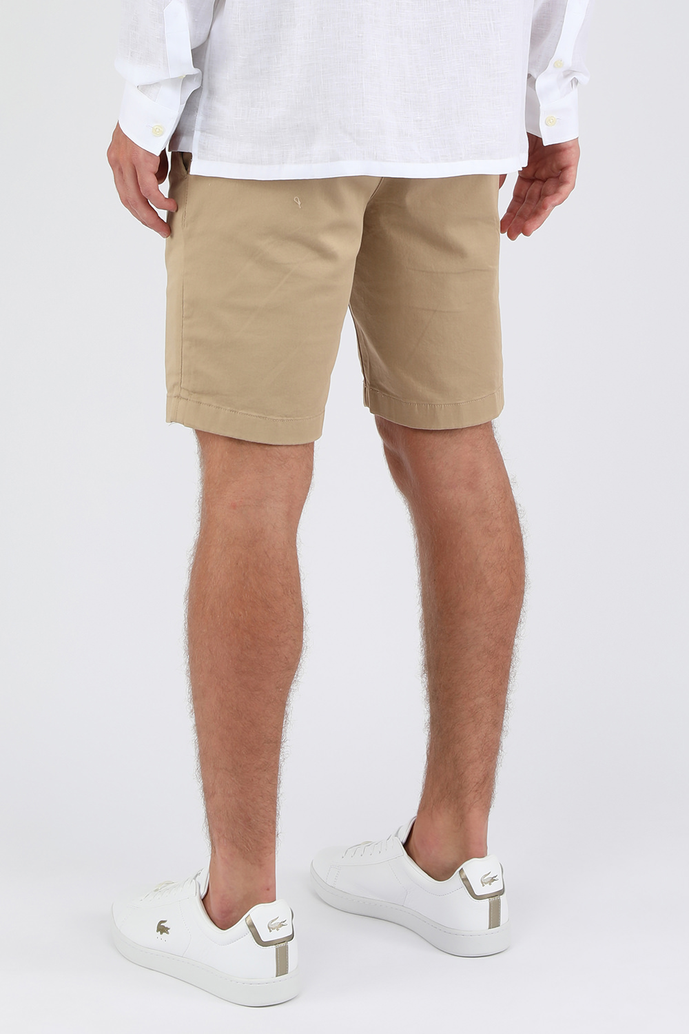 תמונת דוגמן אחורית של מכנסיים קצרים מחוייטים בגוון בז'