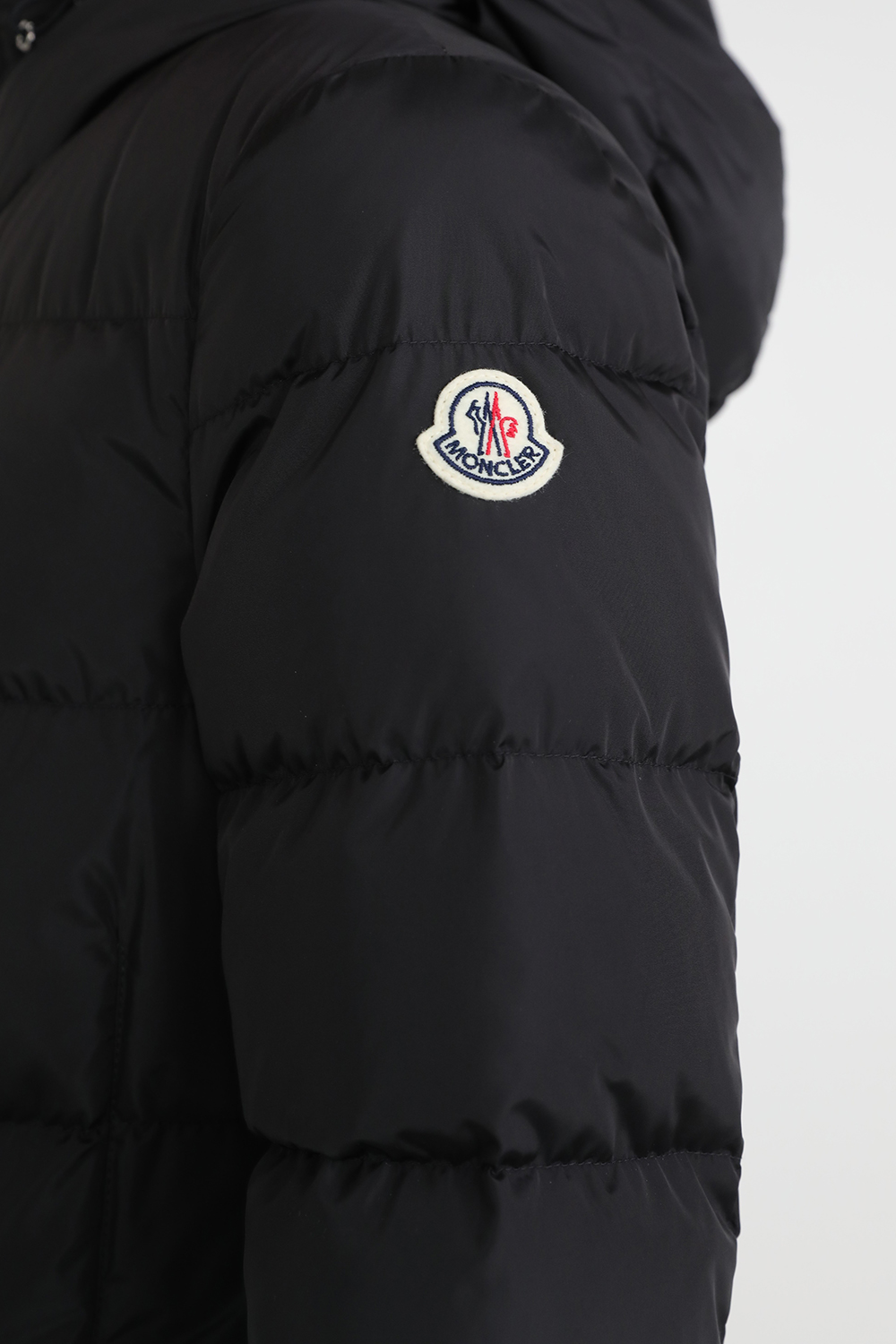 תמונת תקריב דוגמן של מעיל פוך ארוך