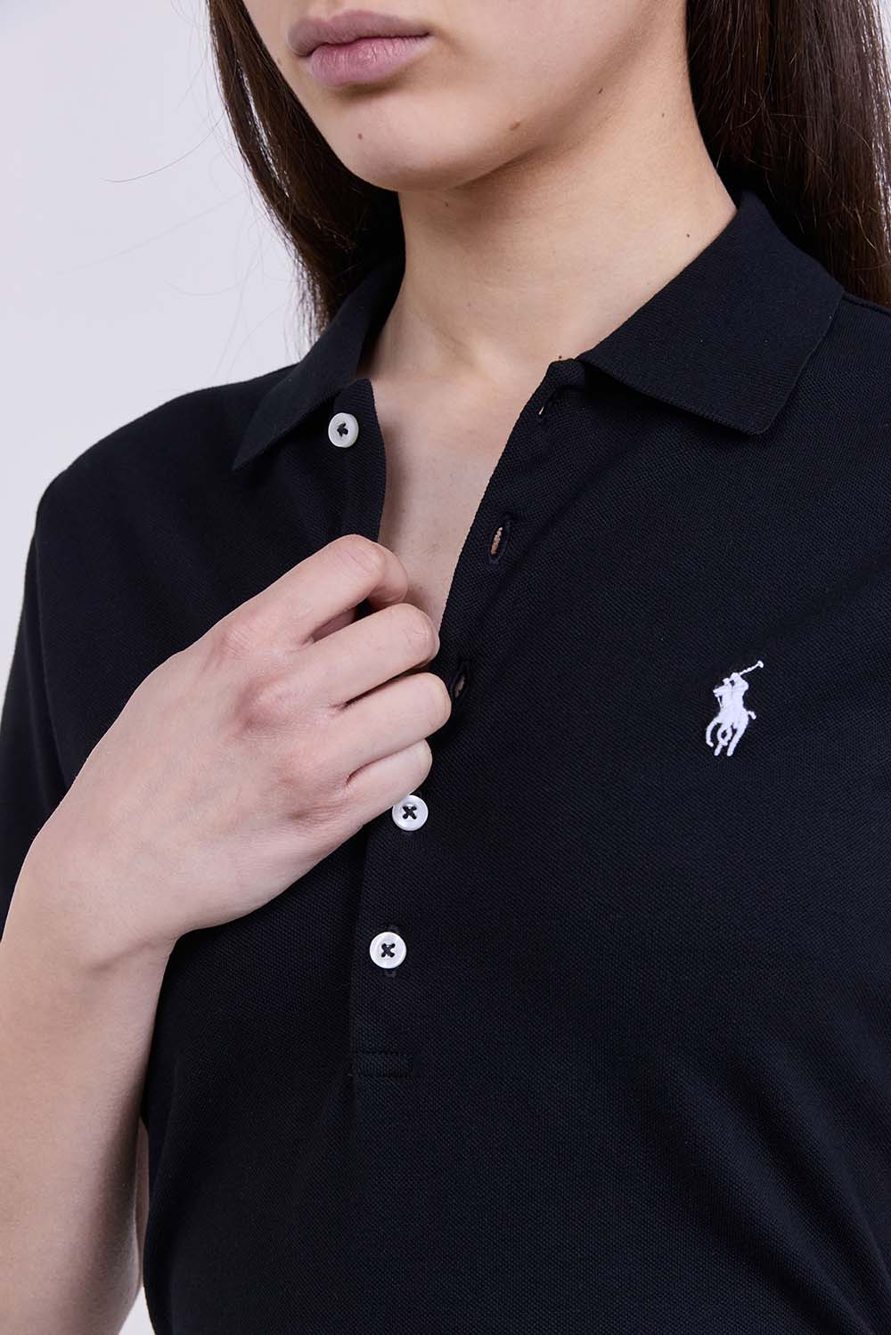 תמונת תקריב דוגמן של חולצת פולו