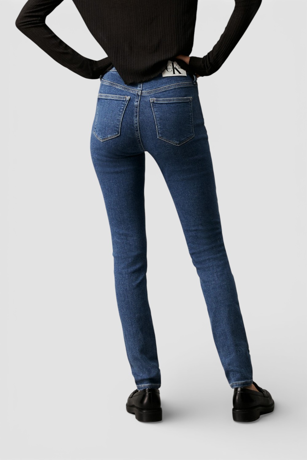 תמונת דוגמן אחורית של מכנסי ג'ינס סקיני