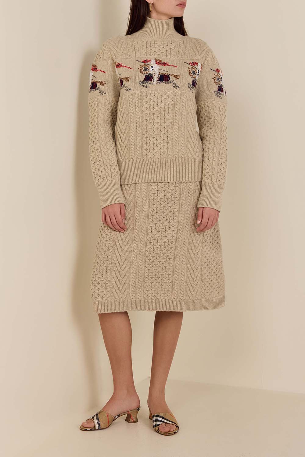 תמונת דוגמן קידמית של כפכפי מיולס עקב סולאן