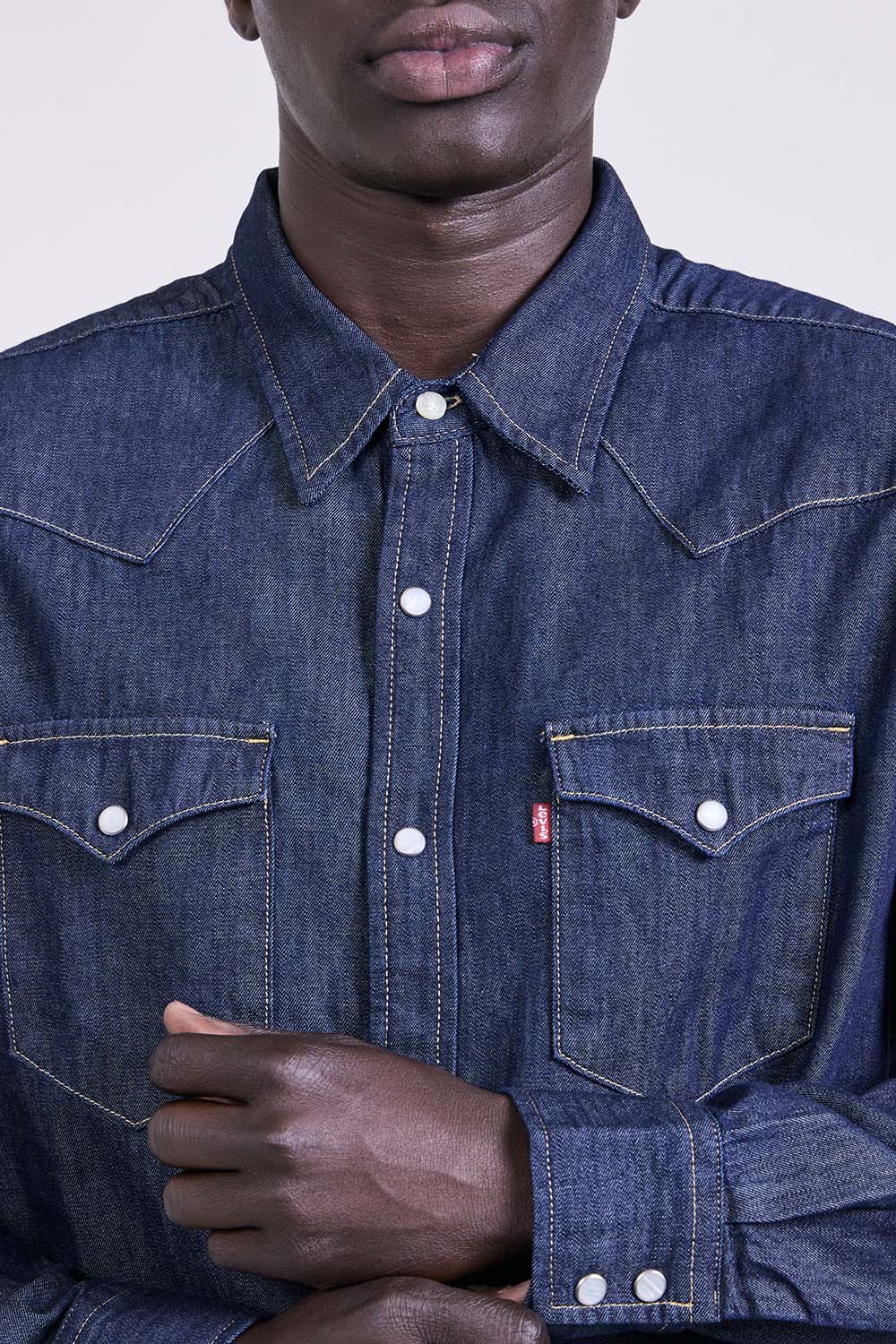 תמונת תקריב דוגמן של חולצה מכופתרת ג'ינס