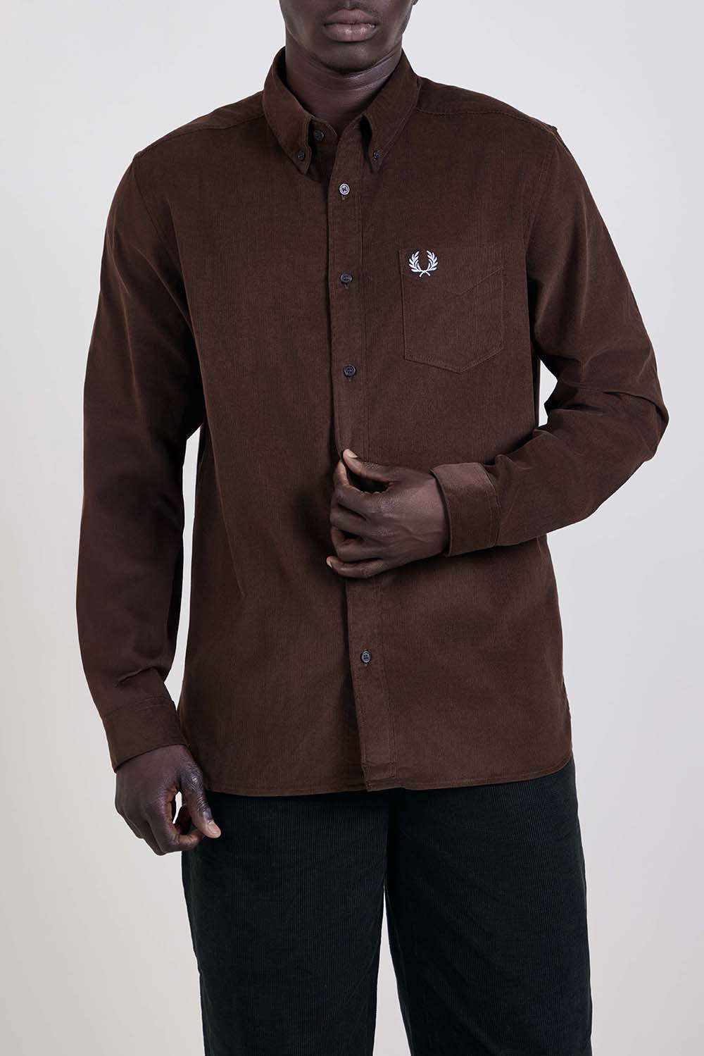 תמונת דוגמן קידמית של חולצת כפתורים קורדרוי