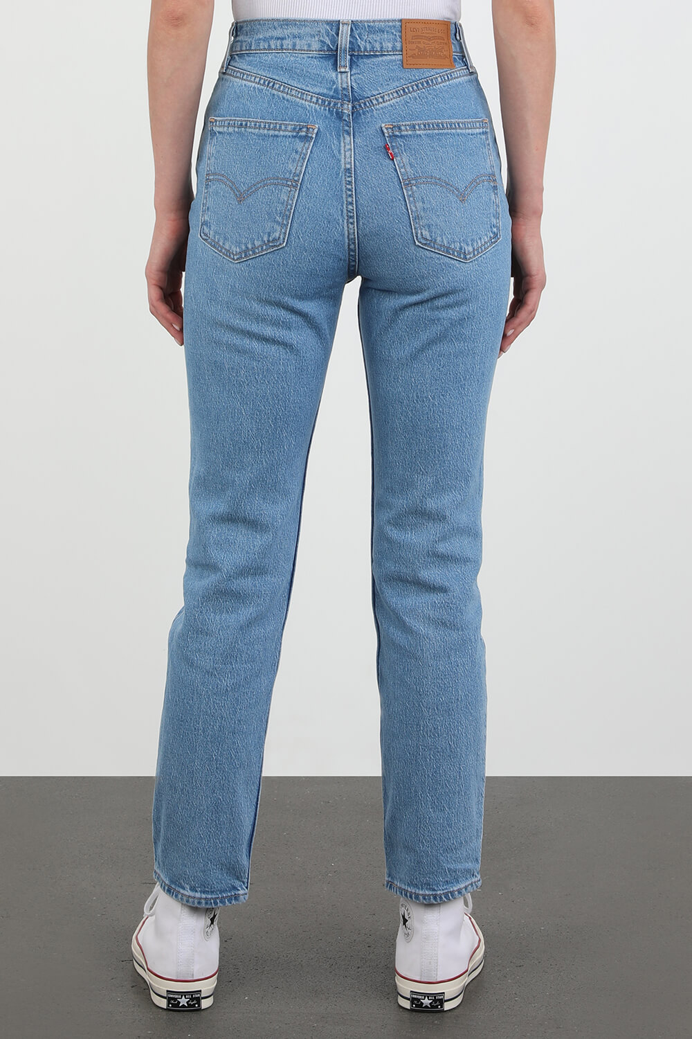 תמונת דוגמן אחורית של מכנסי ג'ינס שנות ה- 70 בשטיפה בהירה