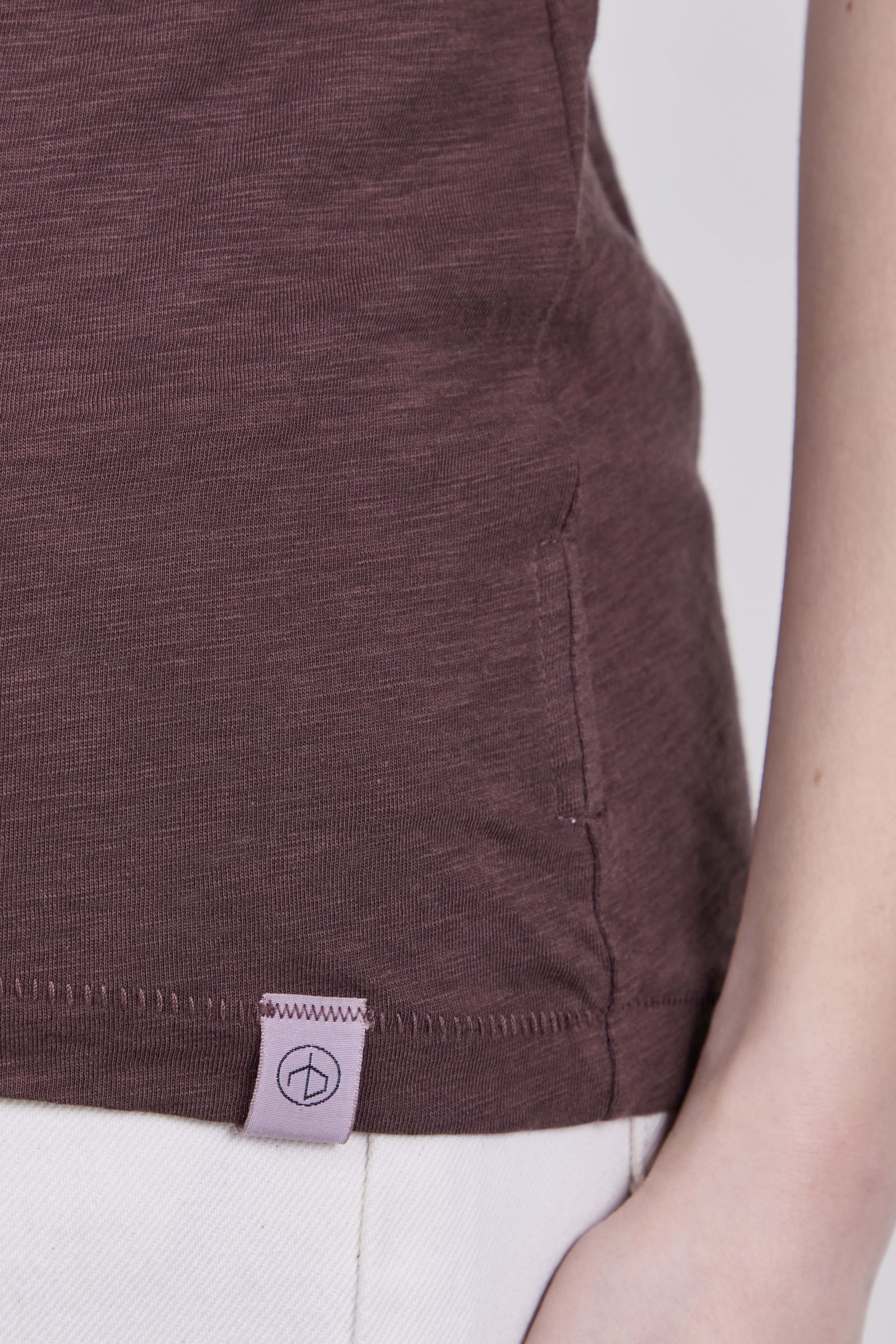 תמונת תקריב דוגמן של חולצת טי