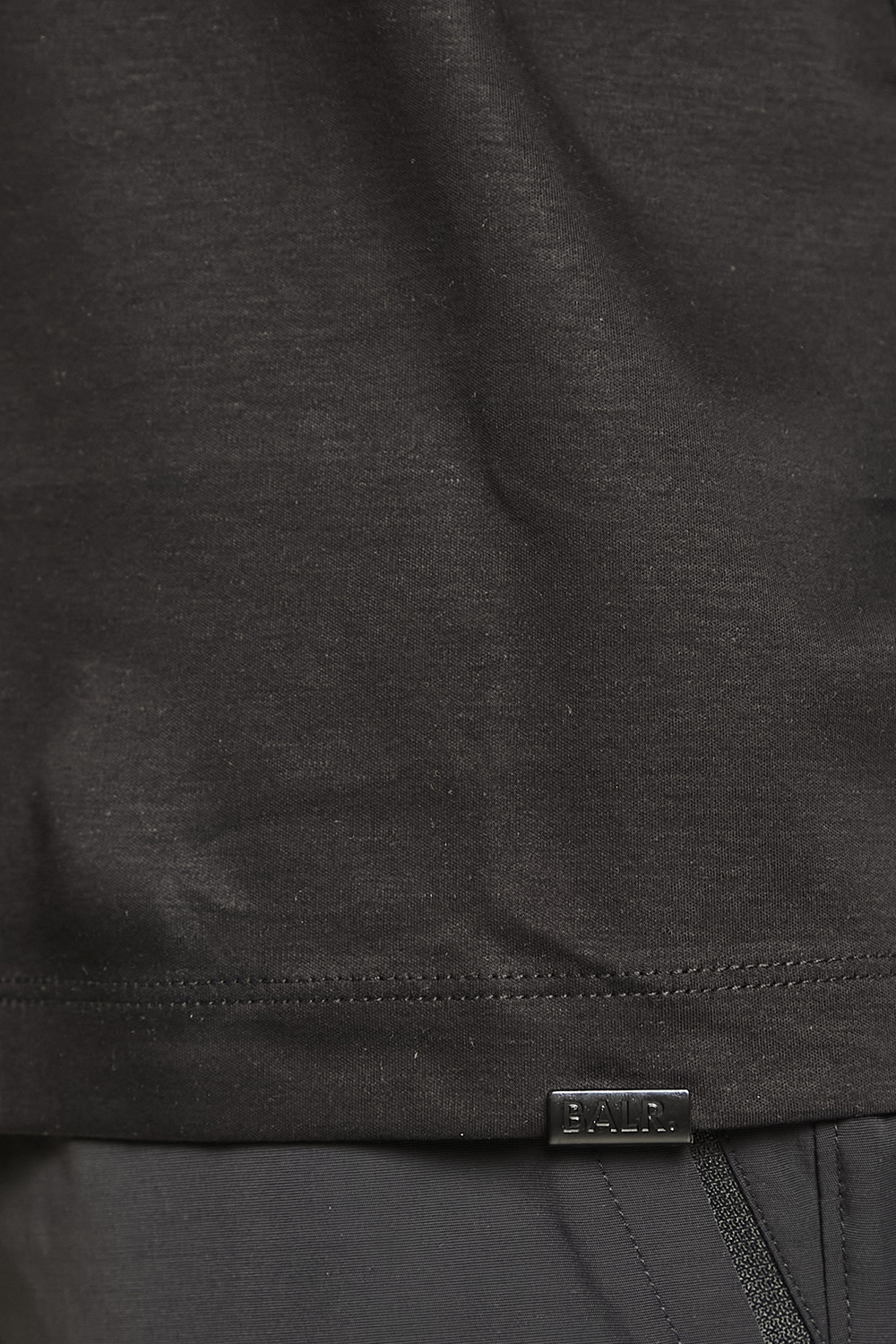 תמונת תקריב דוגמן של חולצת טי ארוכה