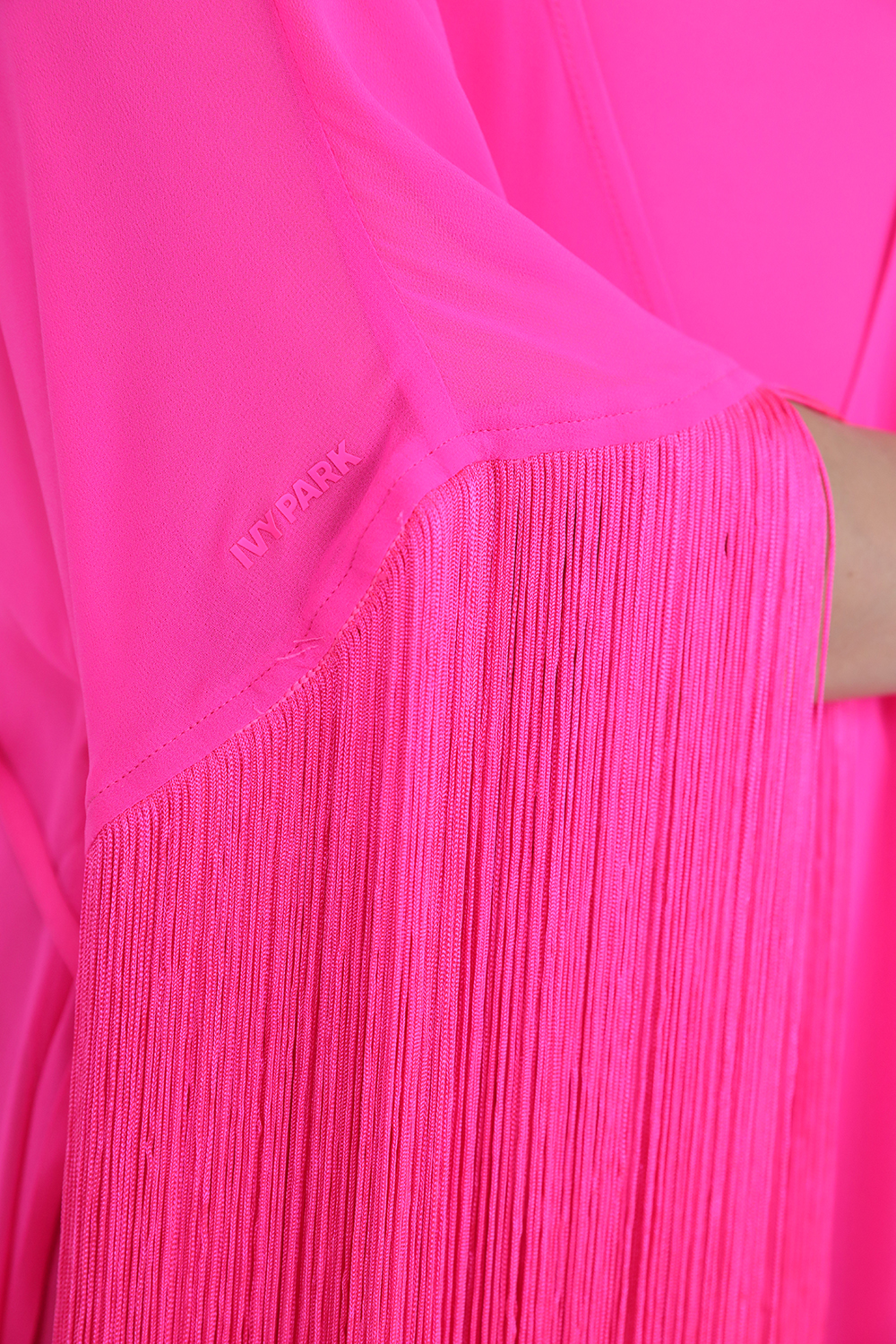 תמונת תקריב דוגמן של אייבי X אדידס עליונית ארוכה