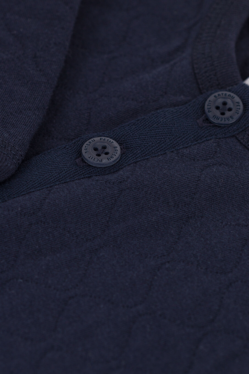 תמונת תקריב של אוברול ארוך - גילאי 3-12 חודשים