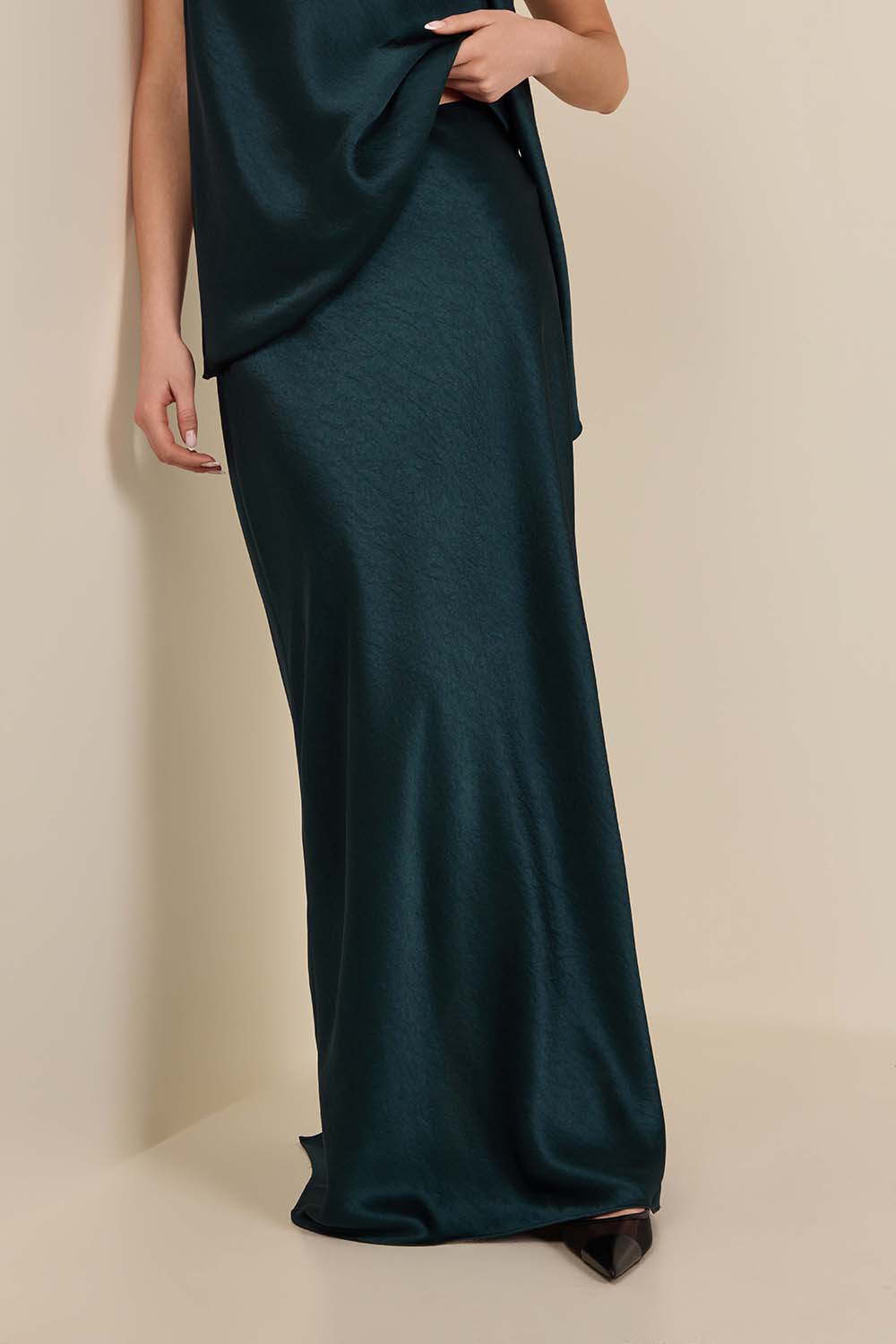 תמונת דוגמן קידמית של חצאית מקסי סאטן