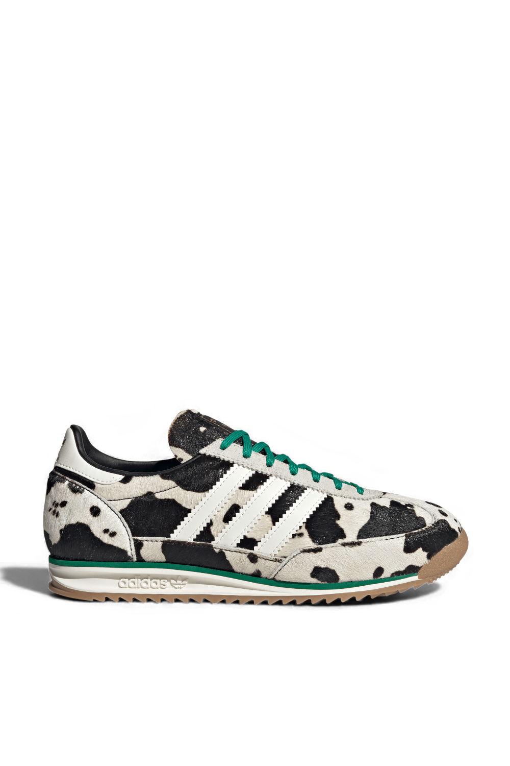 תמונה קידמית של נעלי סניקרס