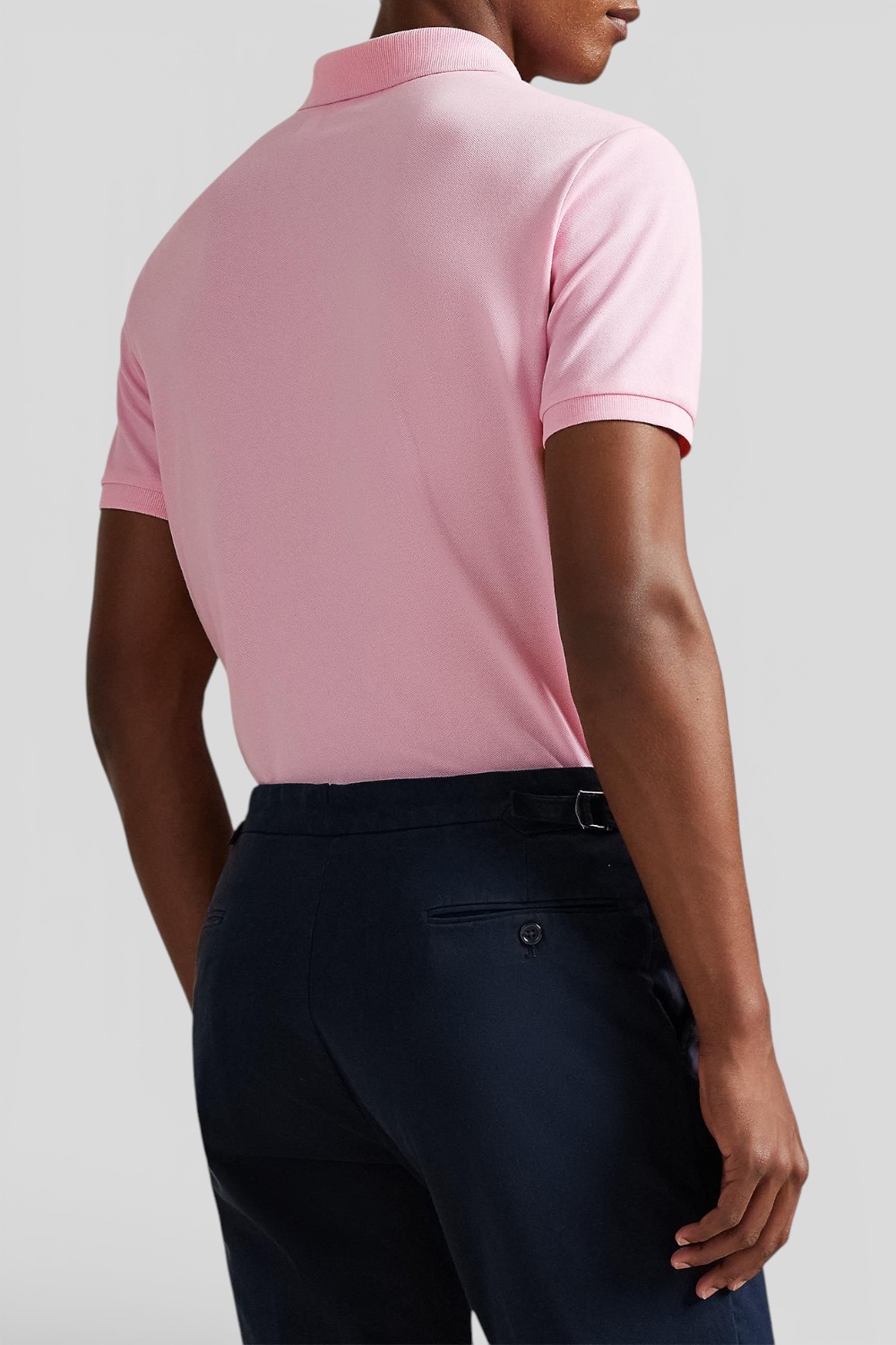 תמונת דוגמן אחורית של חולצת פולו